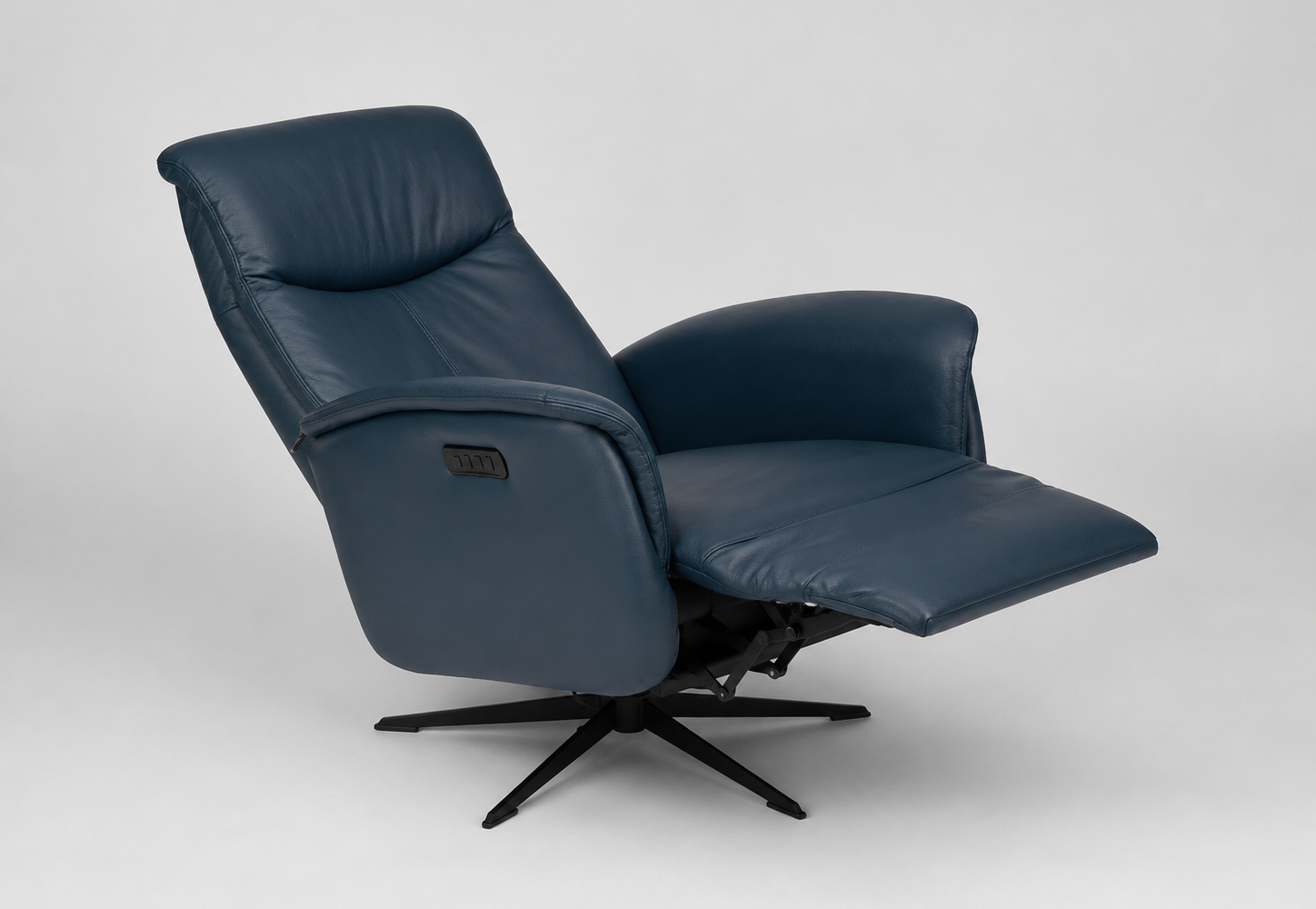 Fauteuil inclinable en cuir bleu marine : inspiration salon