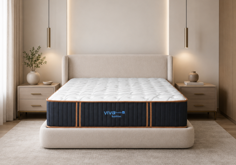 Chambre minimaliste et moderne éclairée chaleureusement : inspiration chambre