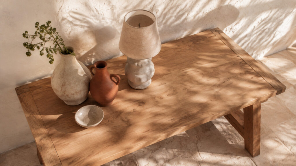 Pourquoi la céramique imparfaite séduit autant – mobilier, lumière et couleurs