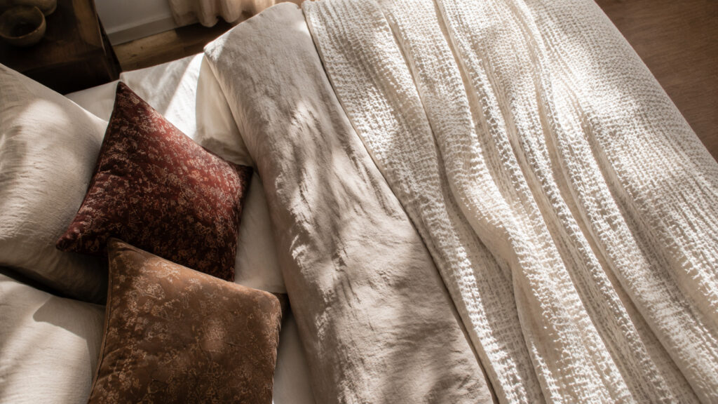 Lin lavé, coton gaufré et jacquard : quel textile choisir? – mobilier, lumière et couleurs