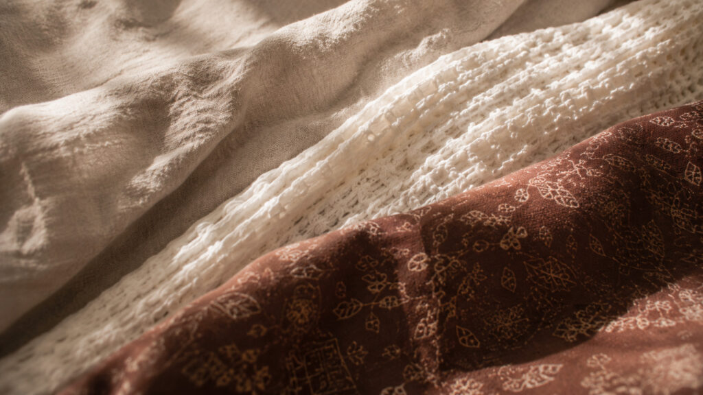 Lin lavé, coton gaufré et jacquard : quel textile choisir? – matières et détails