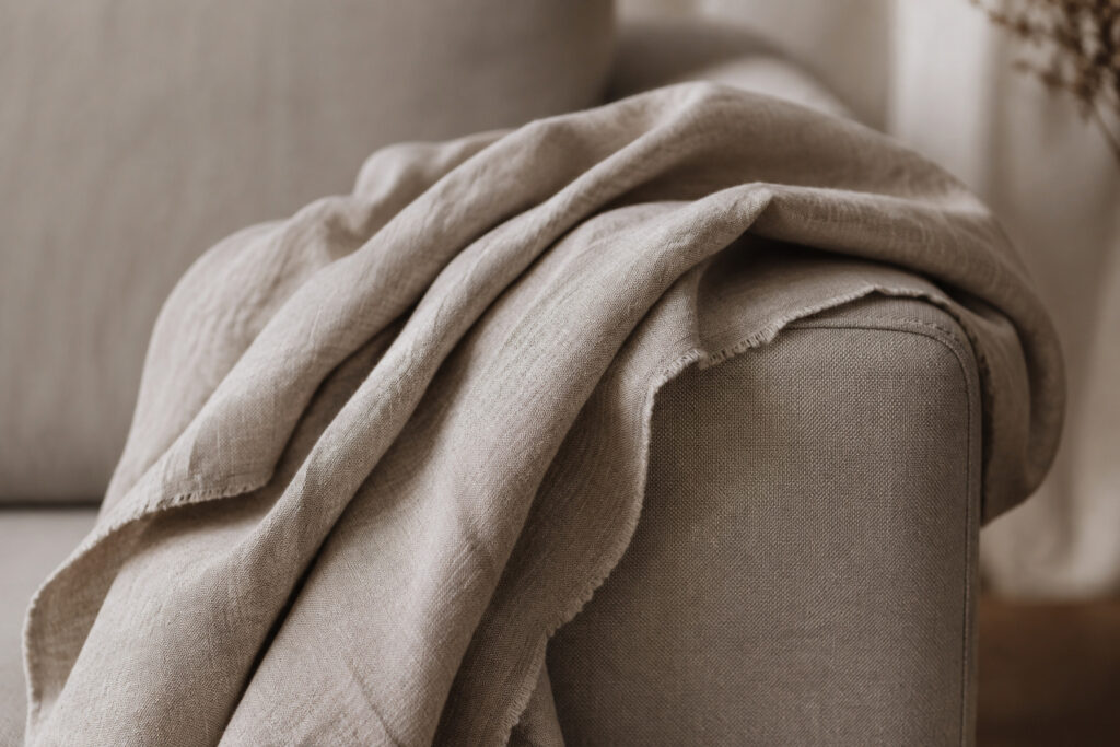 Le lin lavé apporte une texture naturelle et décontractée : vue d’ensemble