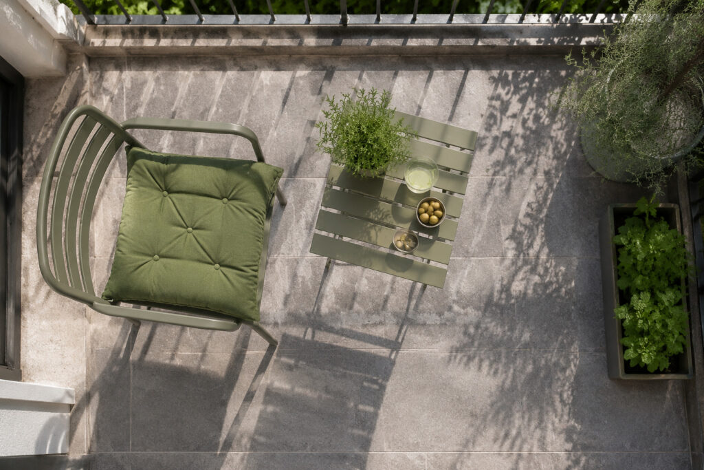Aménager un petit balcon avec une touche de vert : vue d’ensemble