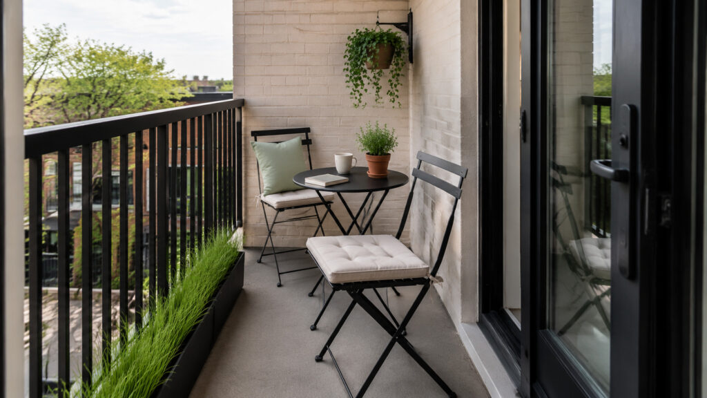 Aménager un petit balcon avec une touche de vert : mobilier, lumière et couleurs