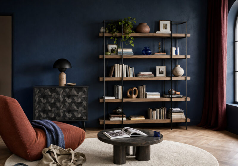 Maximalisme maîtrisé : exposer ses objets sans désordre, inspiration salon