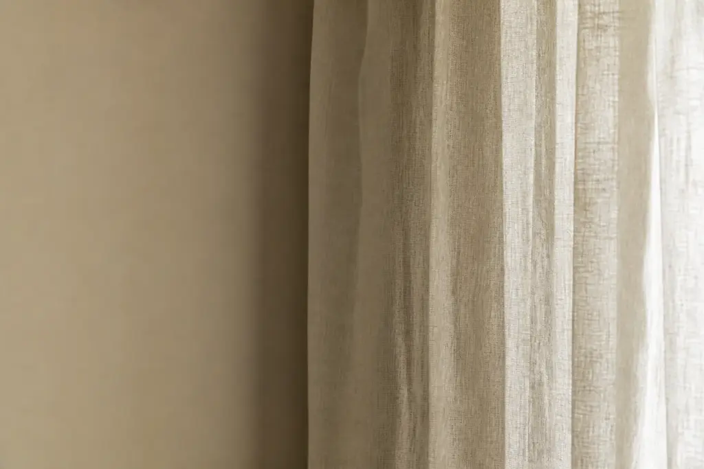 Satin : un jaune-beige assez neutre pour peindre toute la maison ? – matières et détails