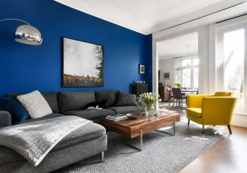 Jaune acidulé et bleu roi : la décennie qui a quitté le beige (2010 à 2012), inspiration salon